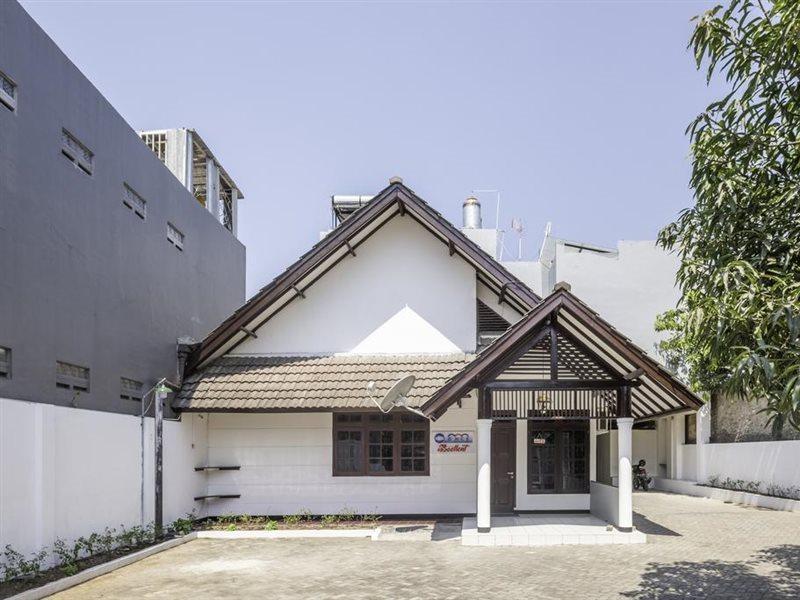 Super Oyo 1568 Stasiun Ka Cirebon Guest House Exterior foto