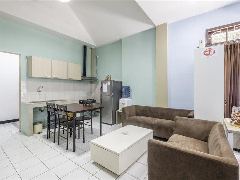 Super Oyo 1568 Stasiun Ka Cirebon Guest House Exterior foto