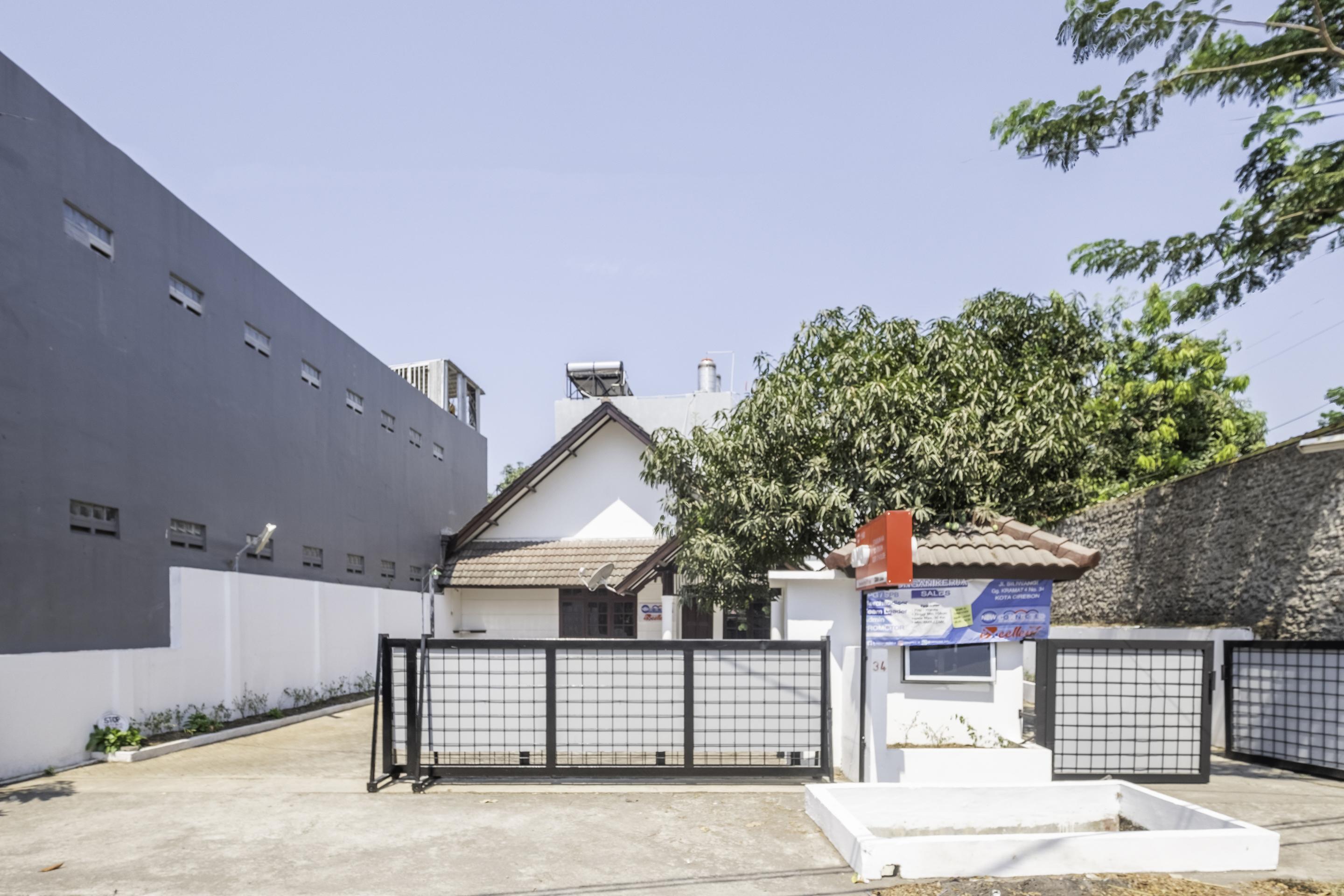 Super Oyo 1568 Stasiun Ka Cirebon Guest House Exterior foto