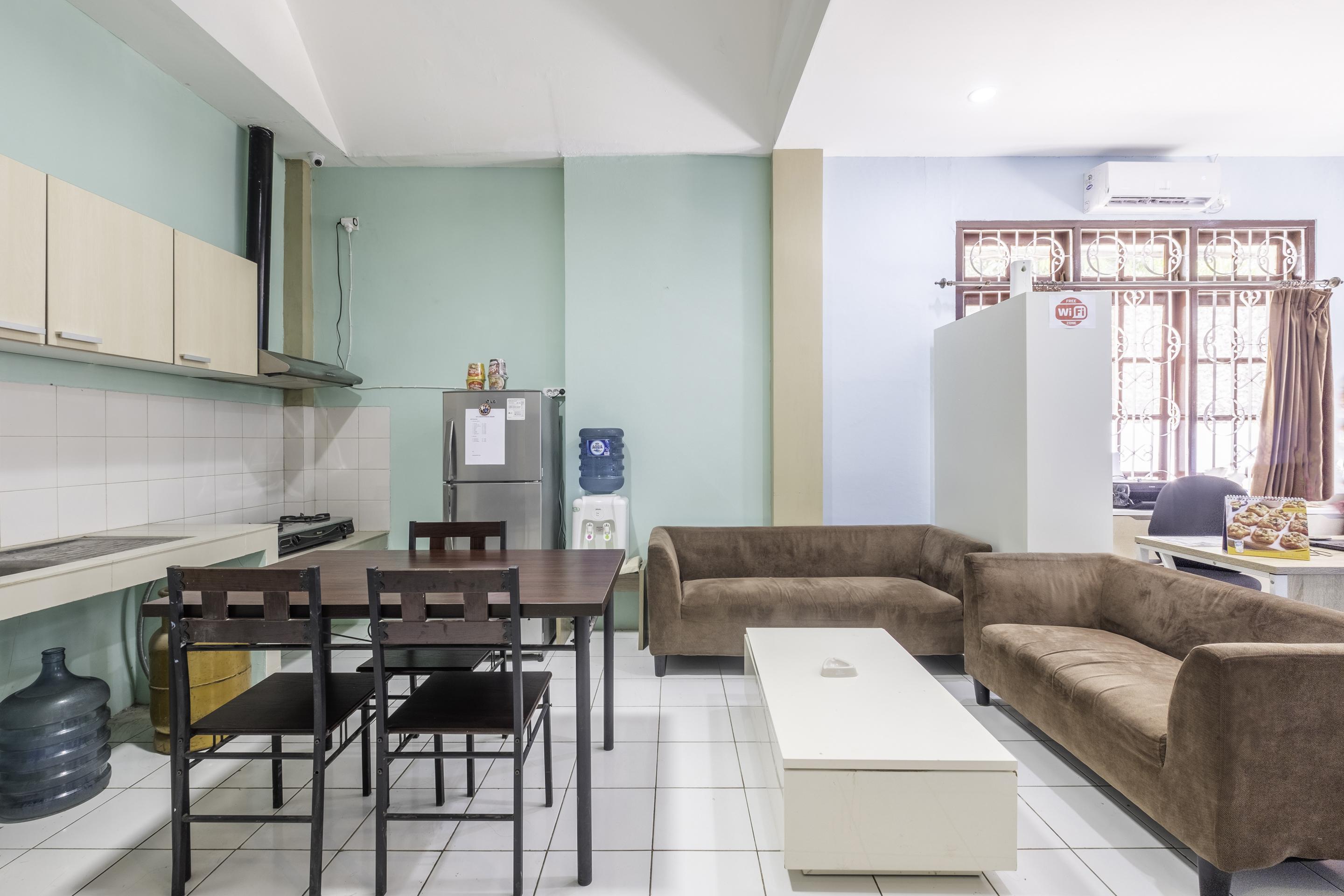 Super Oyo 1568 Stasiun Ka Cirebon Guest House Exterior foto