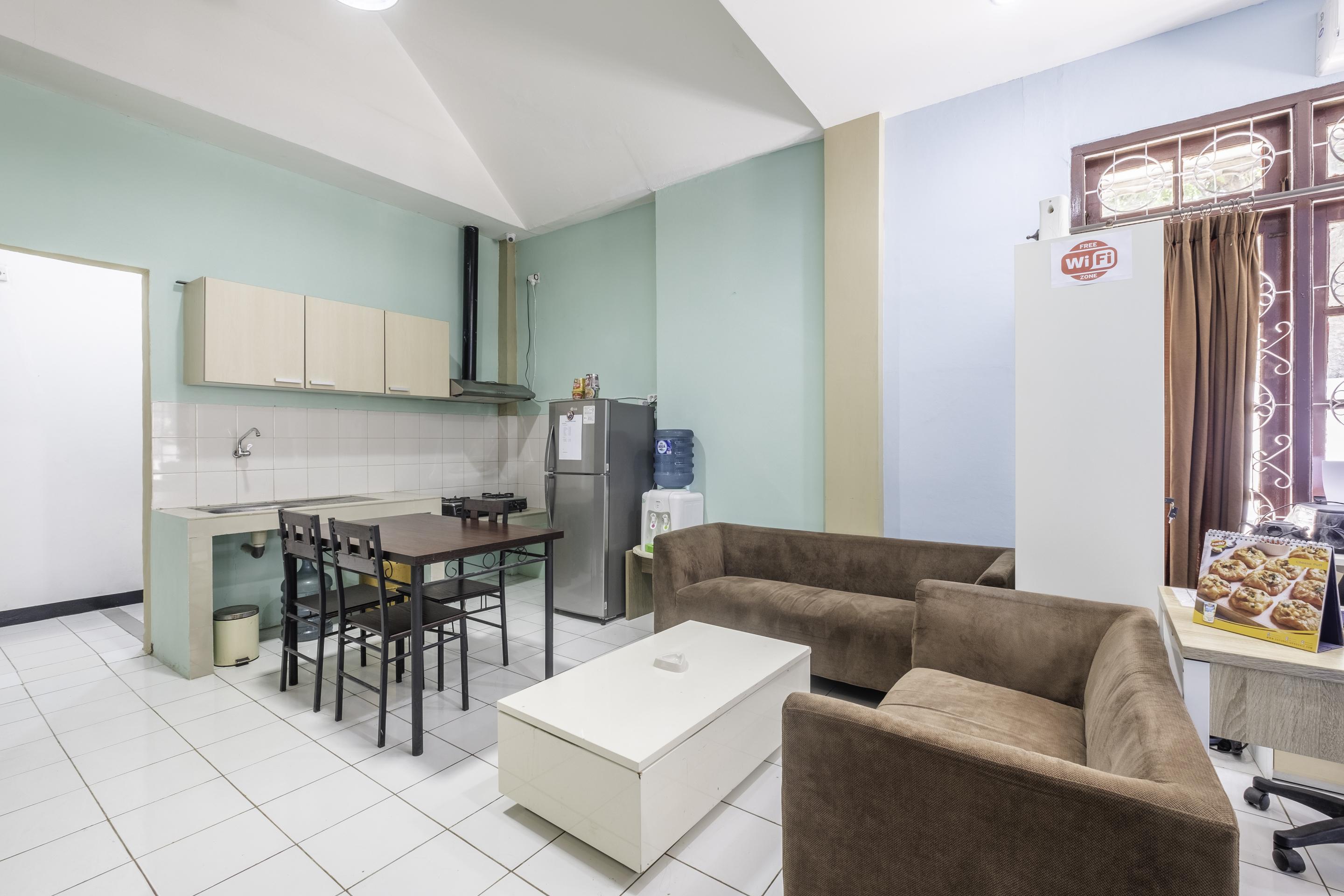 Super Oyo 1568 Stasiun Ka Cirebon Guest House Exterior foto