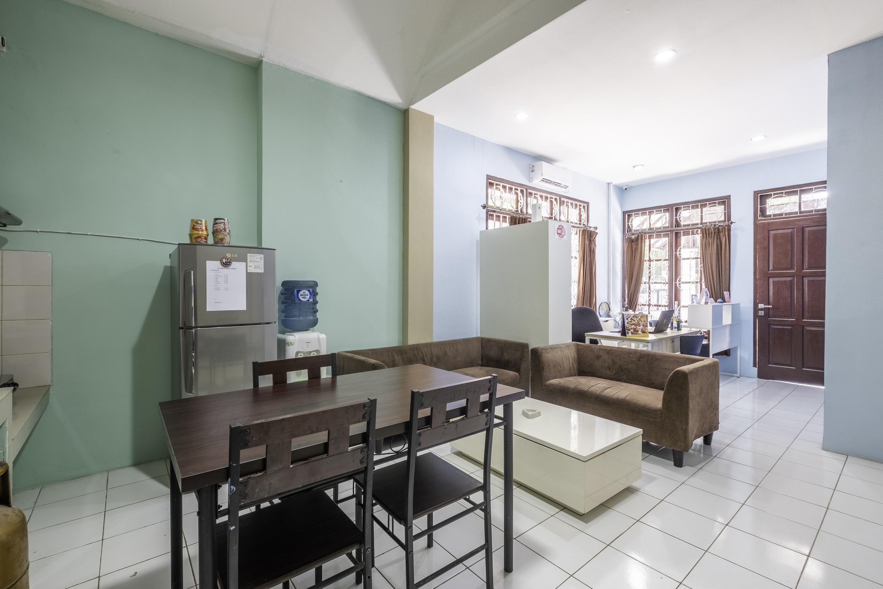 Super Oyo 1568 Stasiun Ka Cirebon Guest House Exterior foto
